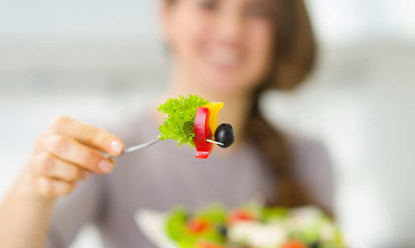 Health coach with a nursing background consulting with client on better eating habits.